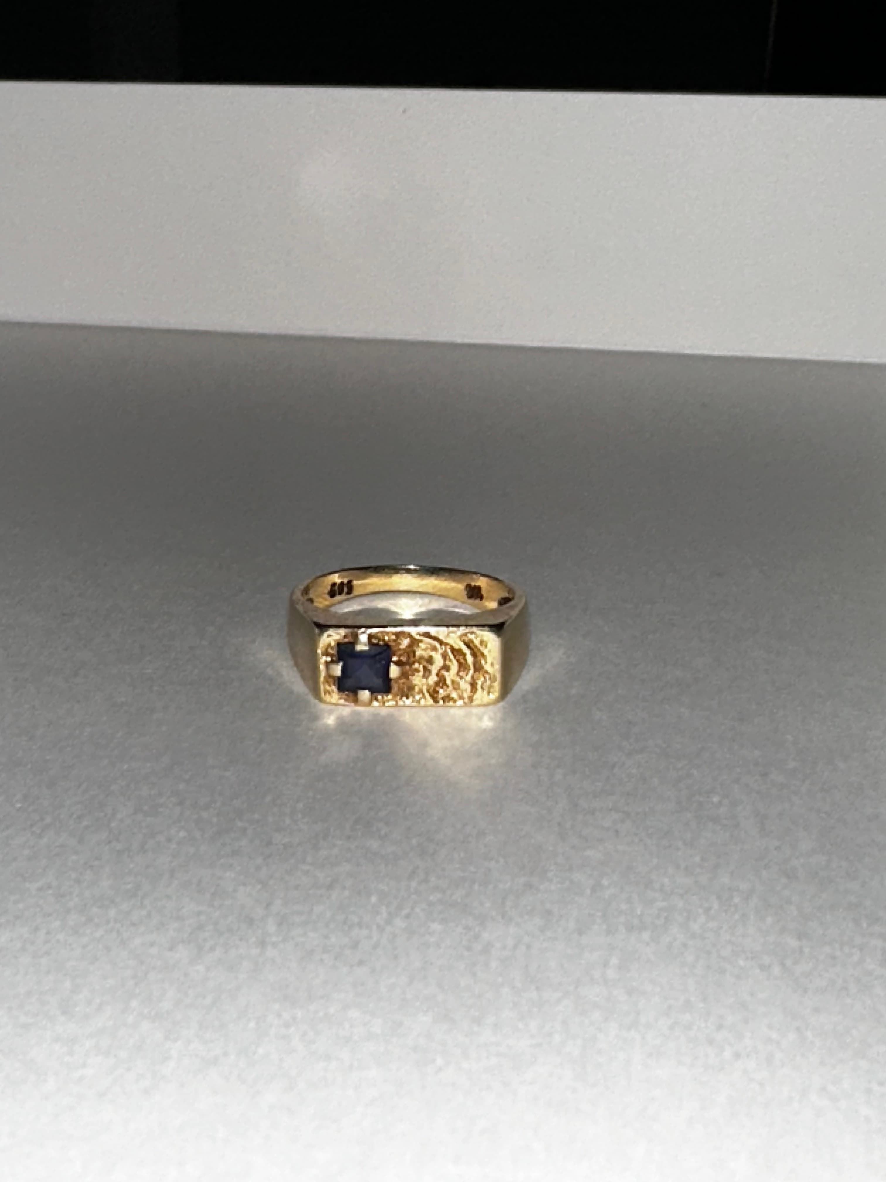 Guld ring med blå sten